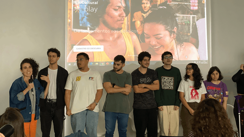 Professora Isabel Veiga e alunos durante Mostra Itaú Cultural. Foto: LabCOM criação e produção.