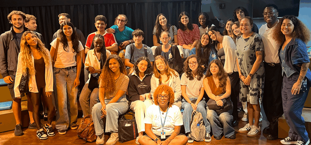 Professoras Elaine Vidal e Aza Njeri, Dan Mendes, Isabele Brum e estudantes. Crédito: Gabriel Darriba.