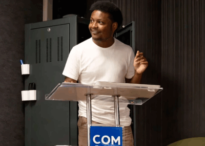 Jornalista Marcos Furtado durante palestra. Foto: @instagram Festival Flua