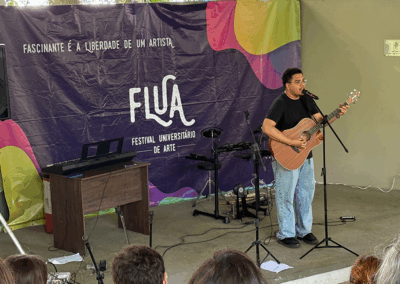 Aluno do DCOM se apresenta no Anfiteatro Junito Brandão. Foto: Alicia Souza