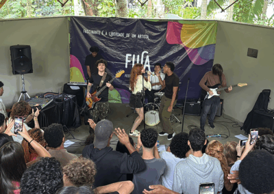 Banda Sinestesia durante apresentação no FLUA. Foto: LabCom Criação