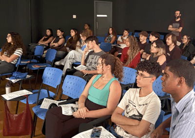 Alunos durante exibição de produções audiovisuais. Foto: LabCom Criação