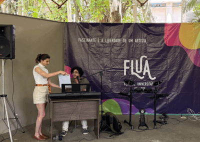 Aluno do DCOM, Pedro Almeida, durante apresentação. Foto: Alícia Souza