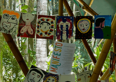 Exposição de obras de alunos no Anfiteatro Junito Brandão. Foto: Alicia Souza