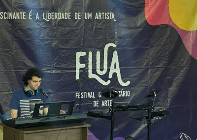 Aluno do DCOM, Arthur Mendes, durante apresentação. Foto: Alícia Souza