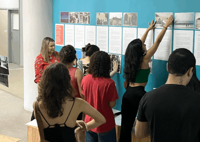 Exposição de projetos de alunos no Hall do Kennedy. Foto: Gabriel Darriba
