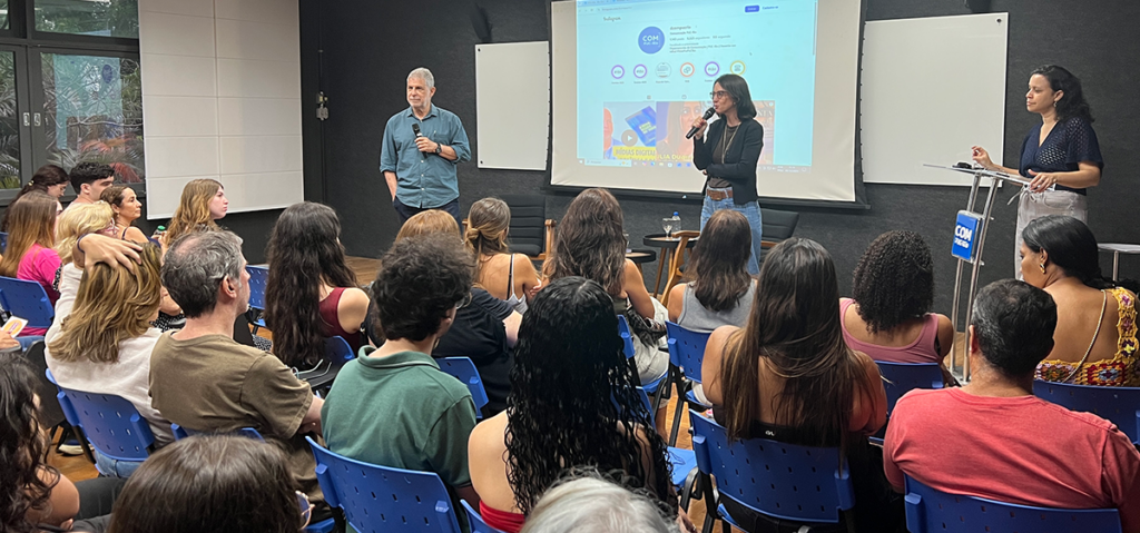 Professores Mauro Silveira, Bruna Aucar e Alessandra Cruz durante o encontro. Crédito: Gabriel Darriba.