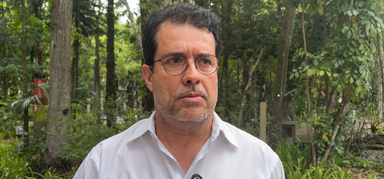 O jornalista e professor André Trigueiro leciona a disciplina Jornalismo Ambiental no DCOM. Crédito: LabCOM Criação e Produção.