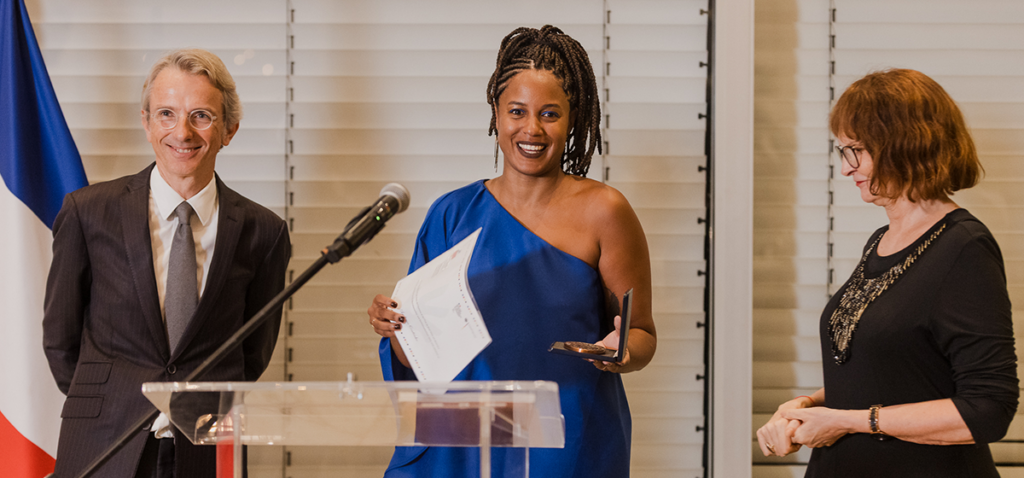 A jornalista Andréia Coutinho Louback entre a Embaixadora da Alemanha, Bettina Cadenbach, e o Embaixador da França, Emmanuel Lenain, na Embaixada da Alemanha em Brasília.