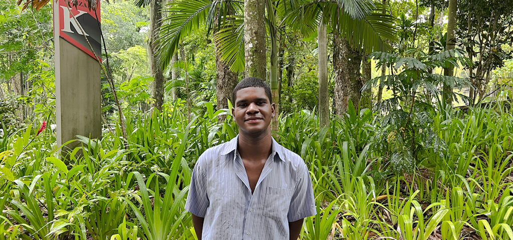 O aluno Matheus está no 4° período de Estudos de Mídia. Foto: Alícia Souza