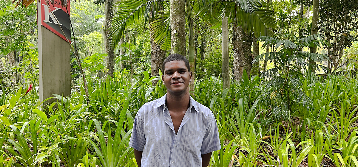 O aluno Matheus está no 4° período de Estudos de Mídia. Foto: Alícia Souza
