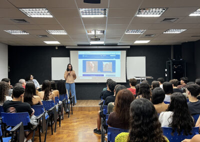 A Coordenadora de Graduação, professora Bruna Aucar, conversa com os novos alunos. Foto de Gabriel Darriba
