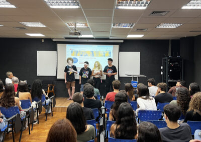 Alunos do CACOS se apresentam na sala K102. Foto de Luã Alves