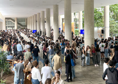 O "Meu primeiro dia na PUC" começou com uma recepção no Pilotis do Edifício Amizade (2). Foto: Alícia Souza