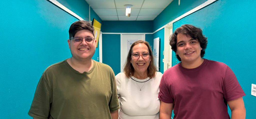 Os alunos de Jornalismo João Gustavo Cota (à esquerda) e Renan Renan Gammaro com a professora Lilian Saback.
