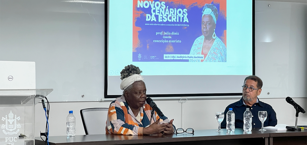 A escritora Conceição Evaristo foi recebida pelo professor e pesquisador Júlio Diniz (PPGCOM/PUC-Rio).