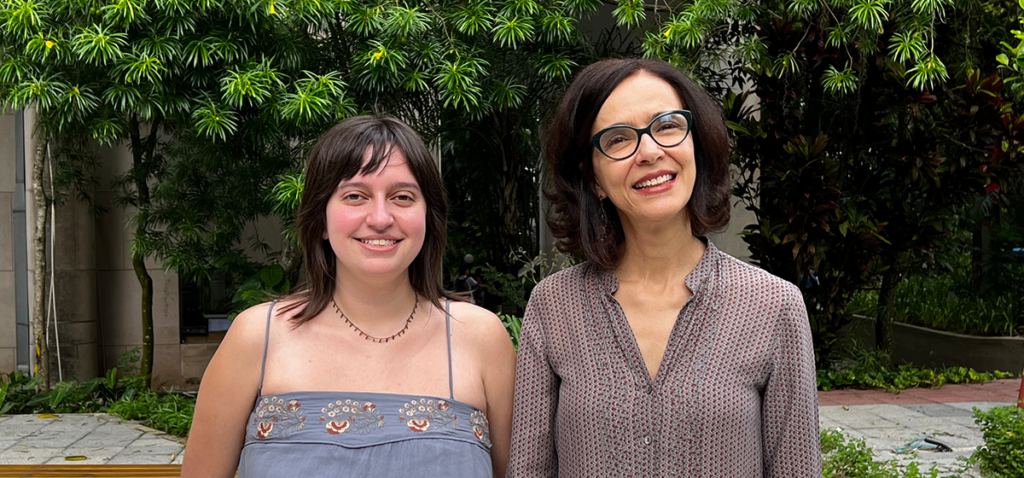 Legenda: A aluna de Estudos de Mídias Luisa Reis e a professora e pesquisadora Andréa França. Foto: Alícia Souza