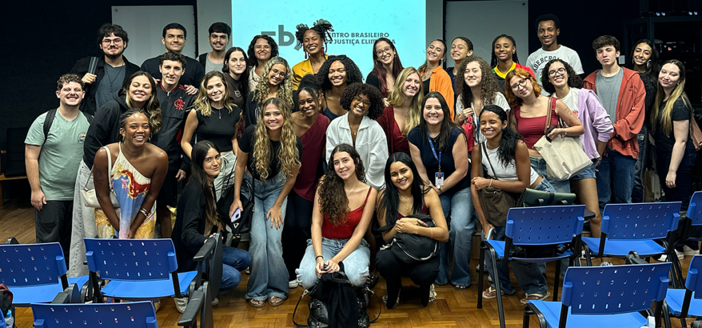 Andréia Coutinho Louback com os alunos de Carreiras Profissionais em Jornalismo, da professora Ítala Maduell. Foto: Gustavo Canellas.