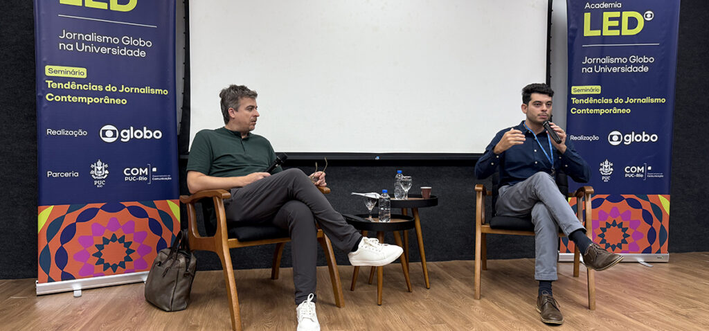 O professor e pesquisador Marcelo Alves (PPGCOM/PUC-Rio) e o professor Miguel Jost durante a aula sobre IA. 