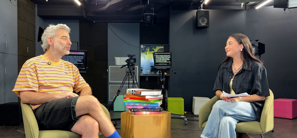 O publicitário e ex-aluno Lucas Duque durante a entrevista com a aluna Sofia Viamonte. Foto: Luã Alves.