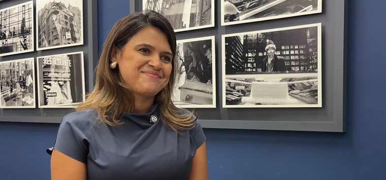 A jornalista e ex-aluna Thaisa Coelho durante a entrevista. Foto: LabCOM Criação e Produção.