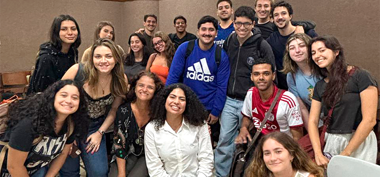 A jornalista Júlia Carvalho com os alunos da disciplina Carreiras Profissionais em Jornalismo. Foto: Acervo pessoal.