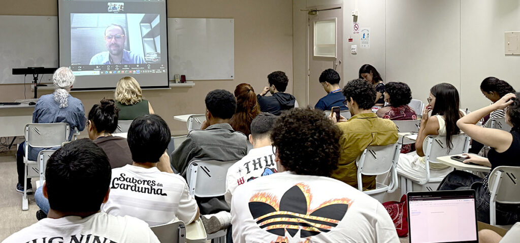 O jornalista Breno Pires em conversa com alunos da disciplina Teorias do Jornalismo. Foto: Alicia Souza