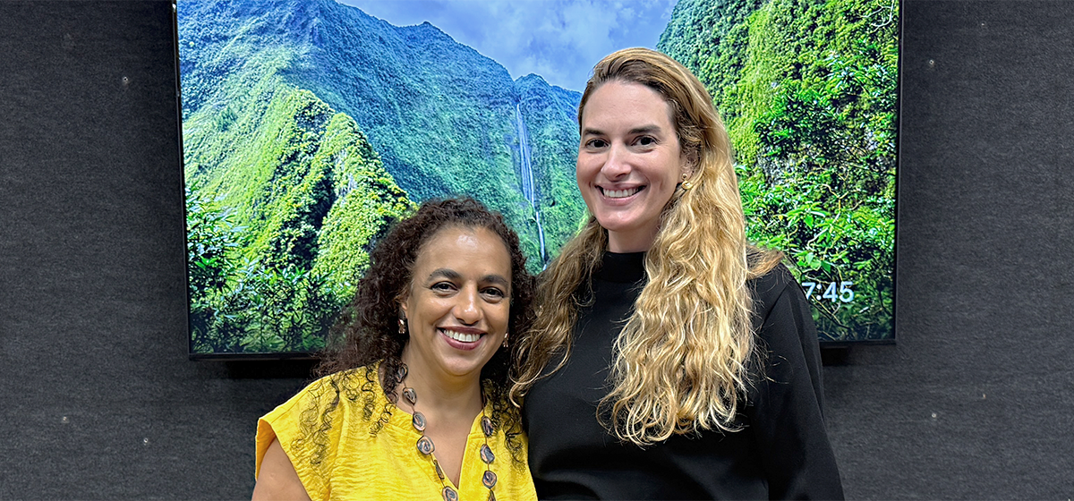 Professora Carmem Petit e a jornalista Camila Appel na palestra. Foto: LabCOM Criação e Produção.