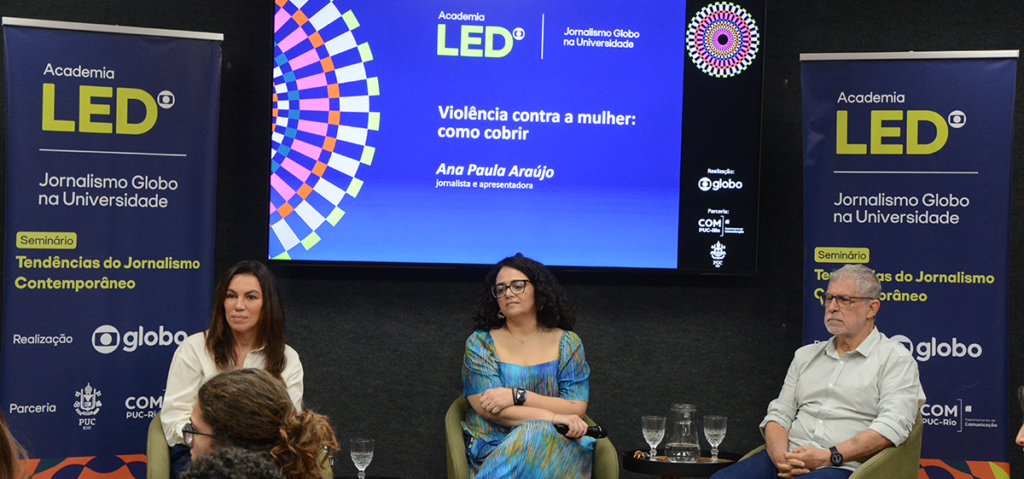 A jornalista Ana Paula Araújo e os Coordenadores Adjuntos da Graduação Luciana Pereira e Mauro Silveira. Foto: Alícia Souza.