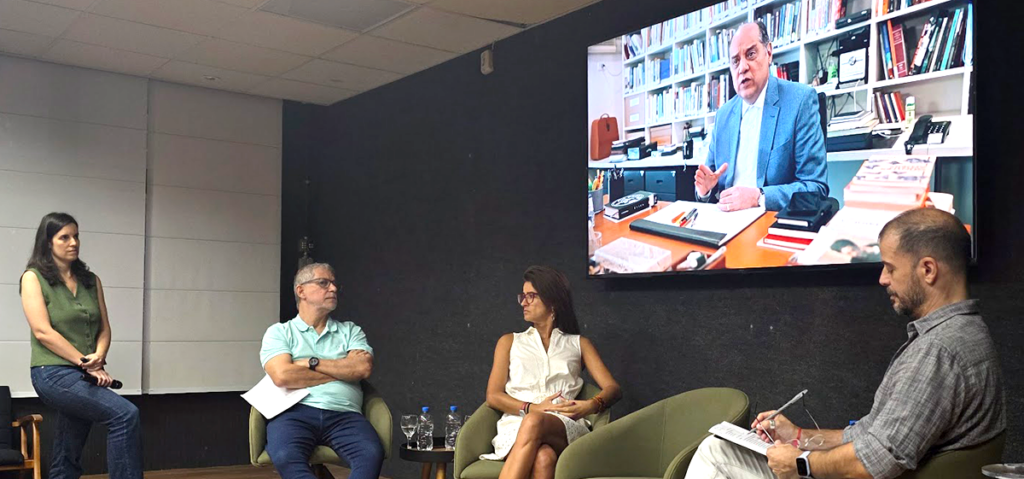 A jornalista Marina Estarque, o professor Mauro Silveira (DCOM), a jornalista Maria Martha Bruno e o professor Alexandre dos Santos (IRI) durante a palestra. Foto: LabCOM Criação e Produção.