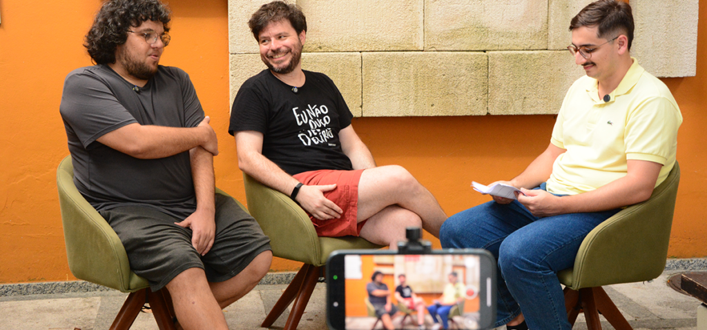 Os apresentadores Pedro Daltro e Cristiano Botafogo em entrevista ao LabCOM Criação e Produção. Foto: Alícia Souza.