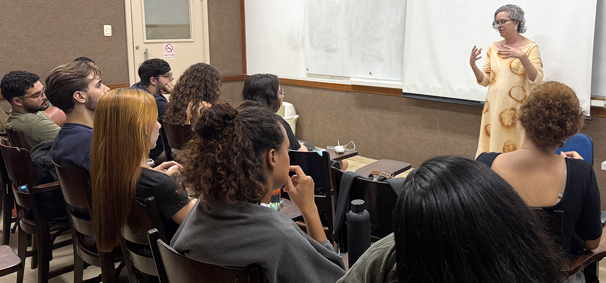 Jornalista Berenice Seara durante conversa com alunos de Jornalismo Local. Foto: LabCOM Criação e Produção.