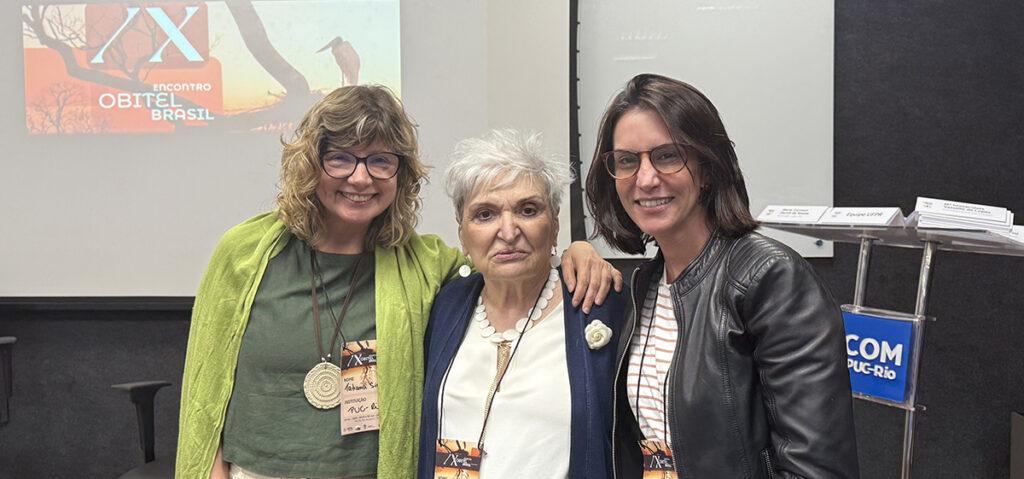 As professoras e pesquisadoras Tatiana Siciliano e Bruna Aucar (PPGCOM/PUC-Rio) com a fundadora e coordenadora da do Obitel e do Obitel Brasil, A pesquisadora Maria Immacolata Vassallo de Lopes (ECA-USP), durante o IX Encontro Obitel. Foto: Alícia Souza