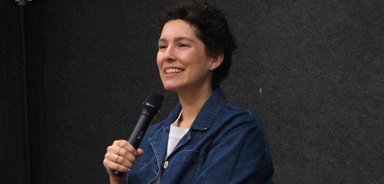Ex-aluna Cecília Malan durante a palestra. Foto: Gustavo Canellas.
