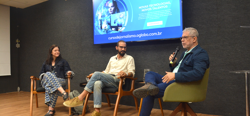 Os jornalistas Josy Fischberg, William Helal e o professor Mauro Silveira durante a palestra “O GLOBO por Dentro: primeira pauta”. Foto: Manuela David.