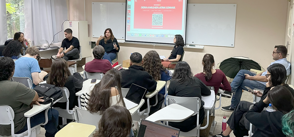 Adriana Hack conversa com os alunos na Semana de Comunicação. Foto: Luã Alves.