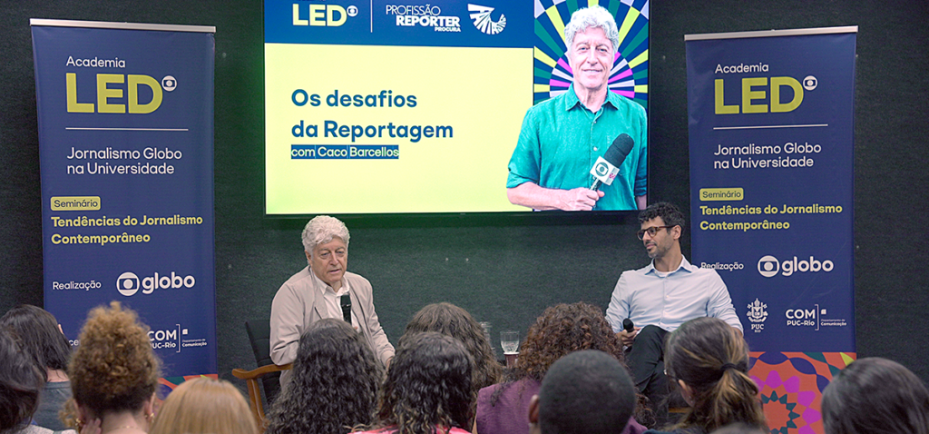 Caco Barcellos e Júlio Molica durante a conversa com alunos do DCOM. Foto: Amanda Ceconello.