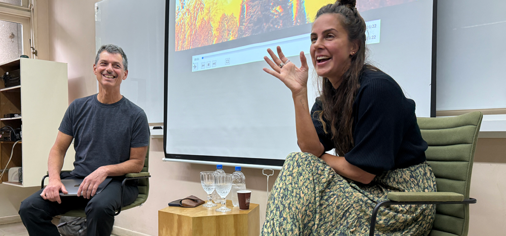 Professor Luis Nachbin  e Carol Barcellos, que compartilhou experiências dos seus 22 anos de profissão. Foto: LabCOM Criação e Produção.