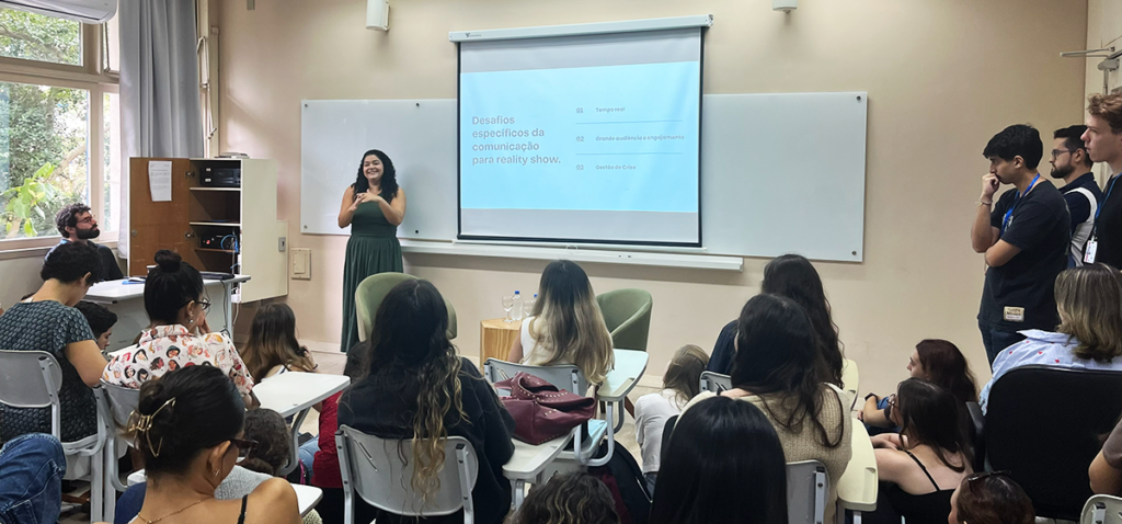 Carolina Gomes durante a palestra para os alunos do DCOM. Foto: Alicia Souza.