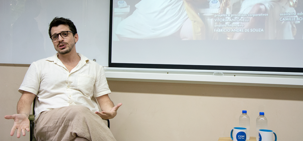 O roteirista João Miller durante a palestra “Narrativa de Humor nas Redes”.  Foto: Manuela David.