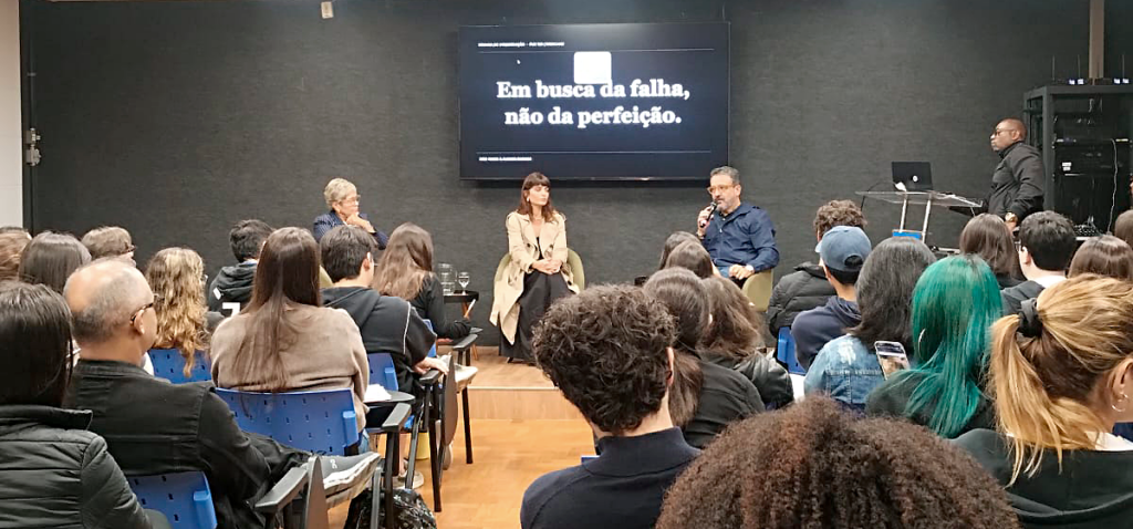 A professora Cristina Bravo mediou a palestra “Desafio da AI: em busca da falha e não da perfeição”, com Cristina Rioto, diretora de Criação da McCann e Marcio Borges, VP executivo e diretor geral da WMcCann Rio. Foto: LabCOM Criação e Produção.