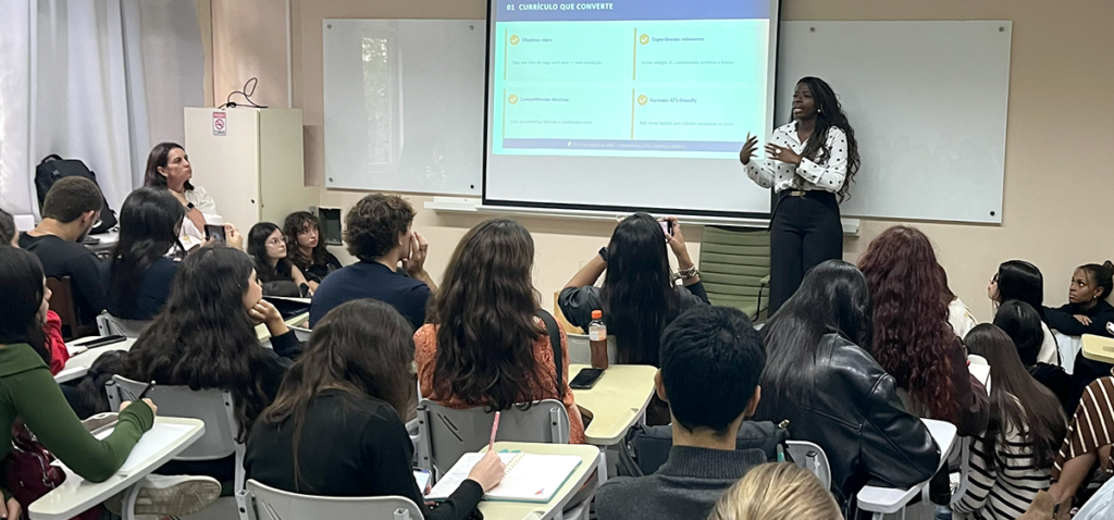 Professora Carmem Petit e a jornalista Camila Appel na palestra. Foto: LabCOM Criação e Produção.