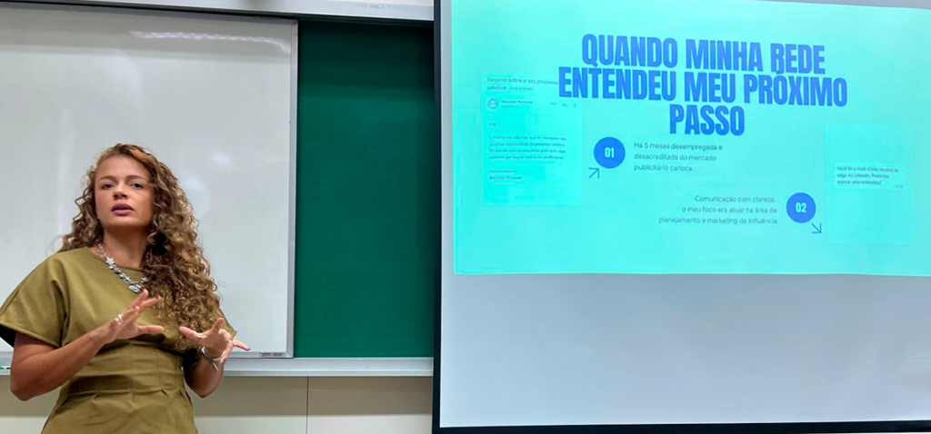 Pasqualita Santos durante a palestra na Semana de Comunicação / PUC-Rio. Foto: Luã Alves.