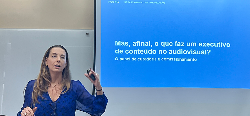 A jornalista Patricia Koslinski durante o encontro com alunos do DCOM. Foto: Luã Alves.