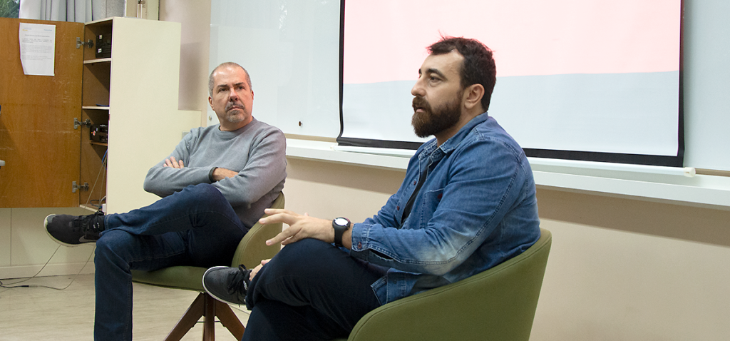  O professor Chico Otávio e o narrador Raony Pacheco durante a conversa sobre a cobertura da Copa do Mundo. Foto: Manuela David.