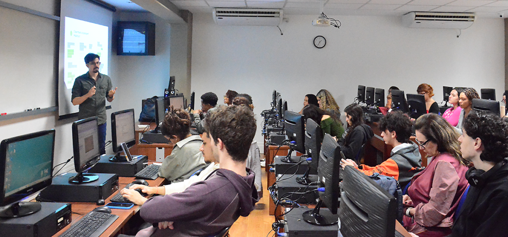 No segundo dia da Semana de Comunicação da PUC-Rio, os alunos do DCOM participaram de uma oficina de checagem com o Victor Terra, da Agência Lupa. Foto: Manuela David
