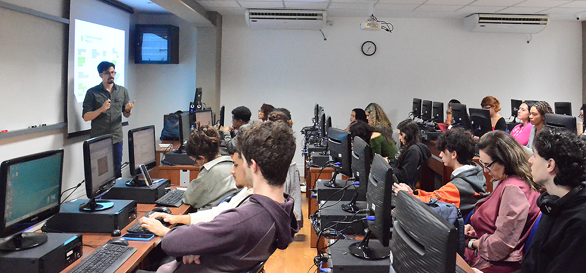 No segundo dia da Semana de Comunicação da PUC-Rio, os alunos do DCOM participaram de uma oficina de checagem com o Victor Terra, da Agência Lupa. Foto: Manuela David