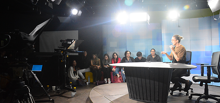 A ex-aluna e jornalista Mariana Faria conversou com os alunos do DCOM antes do início da oficina. Foto: LabCOM Criação e Produção.