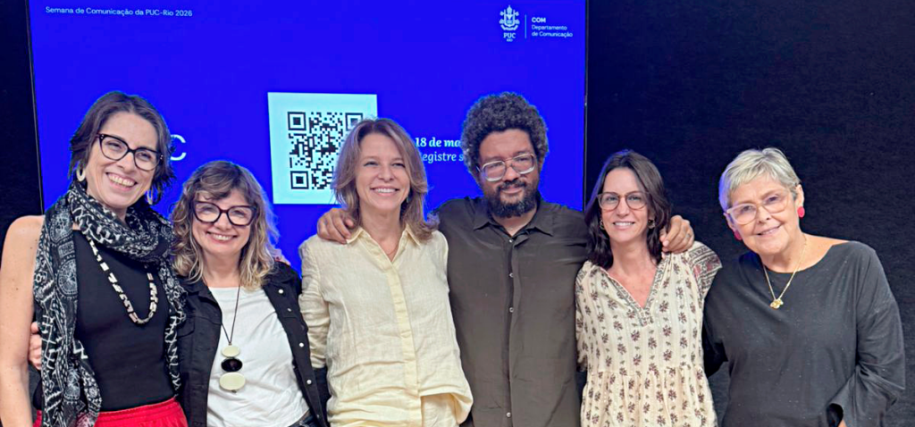 Professora Carla Siqueira, professora e pesquisadora Tatiana Siciliano (PPGCOM/PUC-Rio), produtora-executiva Andrea Kelly, diretor Igor Verde, professora e pesquisadora Bruna Aucar (PPGCOM/PUC-Rio) e professora Cristina Bravo. Foto: LabCOM Criação e Produção