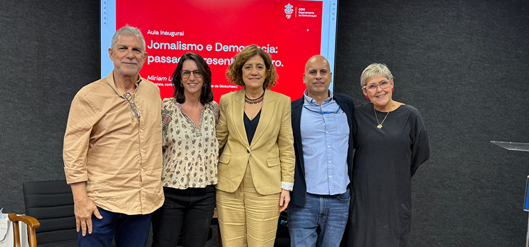 Professor Mauro Silveira (coordenador-adjunto da graduação de Jornalismo), professor Bruna Aucar (coordenadora de graduação), jornalista Miriam Leitão, professor Arthur Ituassu (diretor do DCOM) e professora Cristina Bravo (coordenadora do LabCOM). Foto: LabCOM Criação e Produção